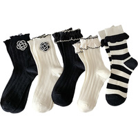 Chaussettes mi-mollet respirantes en dentelle pour femme Lolita, tricotées, taille unique, motif floral camélia, noir et blanc, style JK Stacks