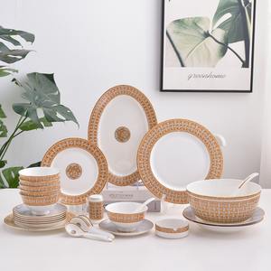 Vente en gros de coffrets cadeaux luxueux Mosaïque dorée Europe de l'Ouest Porcelaine osseuse Assiette Assiettes de mariage Ensemble de fête jetable - Product Image 1