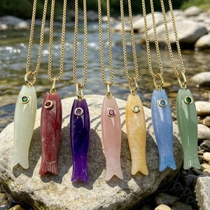 Collana con Ciondolo a Forma di Pesce in Pietra Naturale Lucidata, Catena per Clavicola, Gioiello Unisex Personalizzabile e alla Moda - Product Image 1