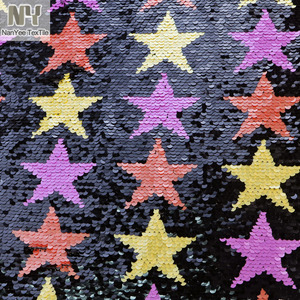 Tela Reversible Nanyee Textile Mix con Estrellas y Lentejuelas en Malla de Múltiples Colores: Amarillo, Rosa y Naranja - Product Image 3
