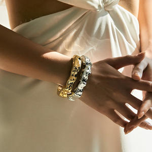 Bracelets en acrylique à manchette ouverte, texture asymétrique creuse, bracelet vintage, bijoux unisexe - Product Image 3