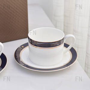 Vente flash : Ensemble de tasses à thé et soucoupes en porcelaine rouge et bleue de luxe européenne pour le café, le thé de l'après-midi, pour les hôtels et les fêtes - Product Image 3