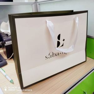 ออกแบบโลโก้ตามสั่ง ถุงของขวัญสุดหรูสำหรับเสื้อผ้า บรรจุภัณฑ์กระดาษแข็งสีขาว หูหิ้วริบบิ้น สีตามสั่ง - Product Image 5