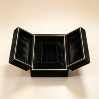 Boîte cadeau à bijoux en velours noir à double porte avec bordure dorée et doublure en velours pour l'emballage de bagues, colliers et montres