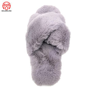 Đôi dép lê mềm mại, ấm áp, lông xù, kiểu dáng thời trang dành cho nữ, màu trắng, có quai, dùng trong nhà - Product Image 5