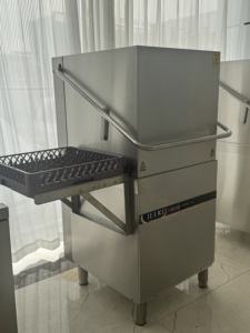 غسالة أطباق تجارية JEEKI JK-T680M1 من الفولاذ المقاوم للصدأ 304 بسعة 80 سلة/ساعة مع تعقيم بالبخار عالي الحرارة وتجفيف بالهواء الساخن - Product Image 1