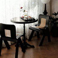 Ensemble de meubles de restaurant en bois massif durable et personnalisable, fauteuil en rotin tressé, table design écologique pour bistro moderne