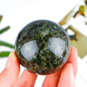 Vente en gros de sphères de mica vertes de style bohème, pierres de guérison naturelles pour une décoration intérieure unique et des cadeaux de fêtes - Product Image 2