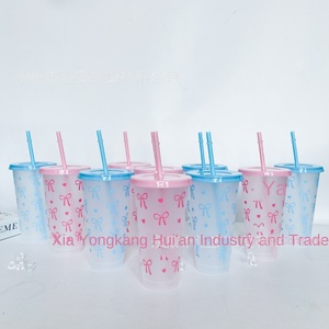 แก้วหลอดดูดทรงหัวใจผูกโบว์สีชมพูขายดีปี 2025 ขนาด 24 ออนซ์ (710 มล.) ผลิตจากพลาสติก PP แบบผนังเดียว ใช้ซ้ำได้ ดีไซน์เรียบง่ายทันสมัย เหมาะสำหรับร้านกาแฟ - Product Image 1