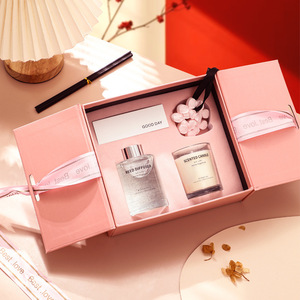 Lot en gros – Coffret cadeau parfumé Sakura Rose – 6 senteurs – Bougie en cire végétale et diffuseur à bâtonnets pour souvenirs d'entreprise - Product Image 1