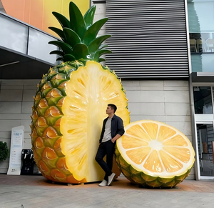 Ensemble de sculptures en résine de fraises et de fruits géantes - Art de jardin extérieur vibrant - Product Image 1