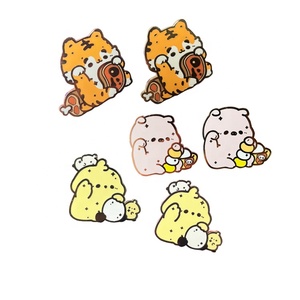 Spilla in Smalto Nero con Design di Personaggi Animali Cartoon, Estetica Placcata in Metallo e Logo Commemorativo - Product Image 4