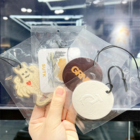 Parfum de voiture personnalisé pour chien Kawaii avec de beaux motifs suspendus désodorisant de voiture en papier de forme irrégulière