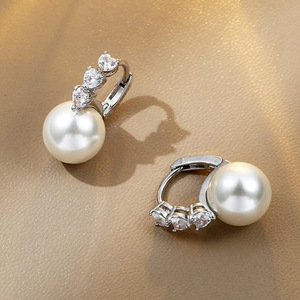 Orecchini Geometrici con Perle Lucide, Eleganti e Delicati, Gioielli alla Moda, Accessorio Minimalista per Uso Quotidiano - Product Image 5