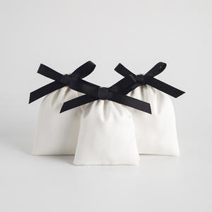 Venta al por mayor de bolsas de joyería de terciopelo con logotipo personalizado Impresión de seda anillos embalaje bolsa con cordón - Product Image 1