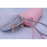 Sac de maquillage pratique et portable en velours imperméable avec fermeture éclair et poignée souple, idéal pour les voyages, personnalisable avec logo.