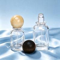 Flacon de parfum carré artisanal de luxe en verre 30ml 50ml 100ml avec couvercle en marbre et base en relief, design unique