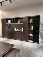 Lujoso archivador y estantería de madera para la oficina del jefe, la sala del gerente o el estudio del ejecutivo.
