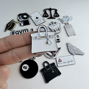 Nouvelle Broche en Métal Émaillé Souple Noir et Blanc Minimaliste 2026, Personnalisable avec Croix Arabe Gravée, Motifs Tendance pour Décoration Intérieure - Product Image 5
