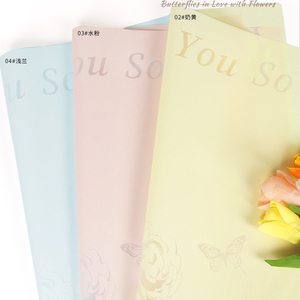 Nouveau papier d'emballage de fleurs fraîches pour la Saint-Valentin Le <span class=keywords><strong>fleuriste</strong></span> fournit du papier d'emballage de bouquet avec des éléments de papillon imperméables - Product Image 4