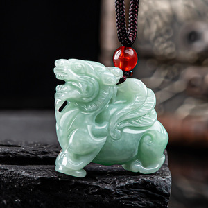 <span class=keywords><strong>Pendentif</strong></span> creux en <span class=keywords><strong>émeraude</strong></span> naturelle du Myanmar, jade birman, motif Kirin volant ethnique, chaîne en bambou, vert clair glacé, vente en gros - Product Image 2