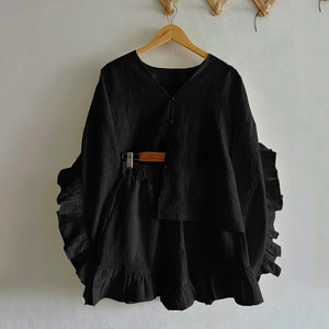 เสื้อคอวีแขนระบายพองๆ กางเกงขาสั้นทรงกว้าง ชุดเซ็ต 2 ชิ้น แฟชั่นสำหรับผู้หญิง - Product Image 4