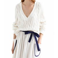 Pull en maille torsadée pour femme en mélange de coton, col en V, style classique, avec poignets côtelés, tricot texturé épais, vente en gros sur mesure