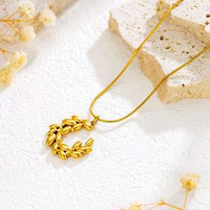 Collar y Aretes de Acero Inoxidable con Baño PVD en Oro de 18K, Diseño de Corazón Moderno para Mujer - Product Image 1