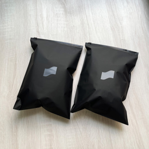 Pochette zippée en plastique noir mat, sac à fermeture éclair avec logo brillant personnalisé pour l'emballage de vêtements pour les petites entreprises - Product Image 3
