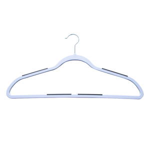 Perchas de plástico blancas antideslizantes de alta calidad con hombros anchos de 5.8 mm y agarres de goma de material ABS para exhibición de ropa en tiendas. - Product Image 1