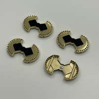 Accessoires de couture personnalisés pour vêtements : Plaques métalliques émaillées noires avec contour en nœud de cristal et bordure dorée polie écologique