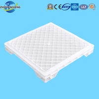 Plateau de séchage en plastique maillé empilable, de qualité alimentaire, recyclable, utilisé dans l'industrie confectorieuse pour les égouttoirs.