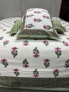 Ensemble de literie en coton imprimé traditionnel avec motif floral et bordure brodée pour usage domestique - Product Image 1
