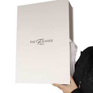 Caja de Regalo Rígida Tipo Libro, Grande, Personalizable, con Laminado Mate, Recubrimiento UV, Divisores, Reciclable y con Grabado en Relieve para Joyería - Product Image 3