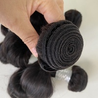 Vente en Gros Cheveux Naturels Vierge non Traités à Ondulations Souples, Courts et Bouclés, Alignés Cuticule, 100% Extensions de Cheveux Humains en Paquets