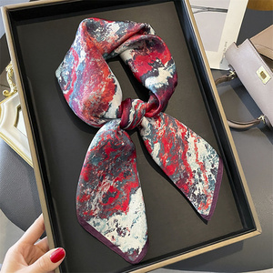 Écharpe carrée en soie pour femme, 70 cm, motif muguet bleu clair, foulard pour cheveux - Product Image 4
