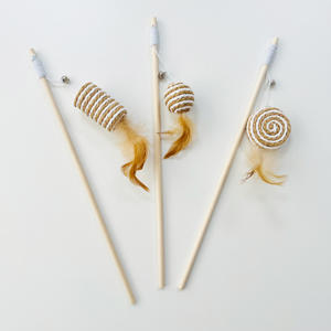 Varita de madera para gatos con cuerda de papel retorcida, pluma y campana - Product Image 1