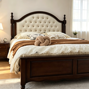 Base de Cama Tapizada Tradicional Tamaño Queen con Cabecera de Tela y Postes de Madera - Product Image 2