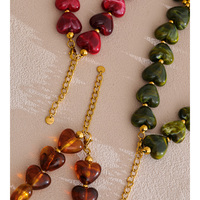 Collier superposé fait main XY 6976 en acier inoxydable et acrylique, avec pendentif cœur, ambre vert et rouge foncé