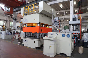 Prensa hidráulica de alta precisión fácil de operar Máquina de grabado de puertas de acero para interiores de metal de 2500 toneladas - Product Image 6