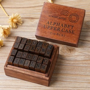 Set di 28 Timbri Autoinchiostranti in Legno con Lettere dell'Alfabeto, Giocattolo Multiuso per <span class=keywords><strong>Bambini</strong></span> in Scatola di Legno - Product Image 4