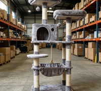 Arbre à chat double colonne avec cachette, hamac suspendu latéral, petite plateforme d'accès, plusieurs poteaux en sisal et jouet à balle