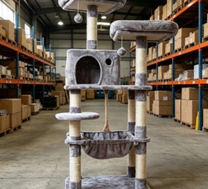Árbol rascador para gatos <span class=keywords><strong>de</strong></span> doble columna con casa escondite, <span class=keywords><strong>hamaca</strong></span> <span class=keywords><strong>colgante</strong></span> lateral, plataforma <span class=keywords><strong>de</strong></span> escalones pequeños, postes envueltos en sisal múltiple y juguete <span class=keywords><strong>de</strong></span> bola - Product Image 4