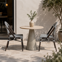 Chaise de salle à manger d'extérieur style bistrot français, en chevron noir et blanc, dossier incurvé, pour restaurant, café, terrasse