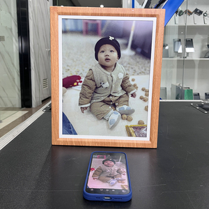 กรอบรูปดิจิตอล 13.3 นิ้ว กรอบรูปอิเล็กทรอนิกส์ลายไม้โลหะ, จอแสดงผล 13.3 นิ้ว, Wifi, อัปเดตแอป, อายุการใช้งานแบตเตอรี่ 36 เดือน - Product Image 1