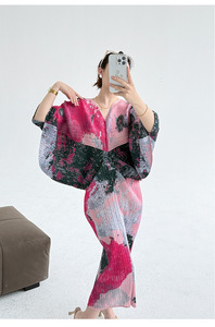 <span class=keywords><strong>Abito</strong></span> <span class=keywords><strong>Lungo</strong></span> Plissettato Miyake da Donna <span class=keywords><strong>con</strong></span> <span class=keywords><strong>Maniche</strong></span> <span class=keywords><strong>a</strong></span> <span class=keywords><strong>Pipistrello</strong></span> e Colore Sfumato, Vestito Casual Modesto Stampato per Donne - Product Image 3