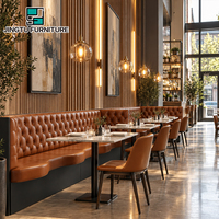 Ensemble de banquettes de restaurant personnalisables en cuir cognac capitonné losanges, table à manger en marbre, chaises de restaurant, projet OEM ODM Chine