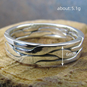 Anello Minimalista Vintage con Texture, Anello Statement dal Look Metallico Audace, Anello alla Moda - Product Image 4