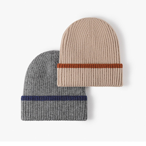 Bonnet d'hiver chaud uni 2023 en gros avec logo personnalisé et étiquette tissée, bonnet tricoté épais pour femmes et hommes - Product Image 1