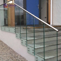 Balustrades et mains courantes en acier inoxydable Élégantes balustrades d'escalier en verre